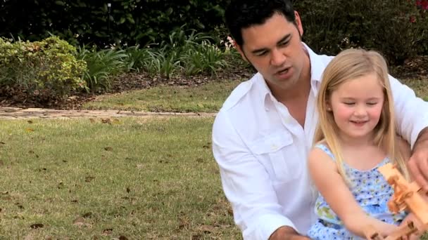 Padre e hija jugando en el parque — Vídeos de Stock