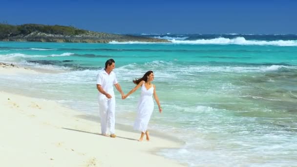 Ελκυστικό ζευγάρι που απολαμβάνουν διακοπές στην παραλία Παράδεισος — Αρχείο Βίντεο