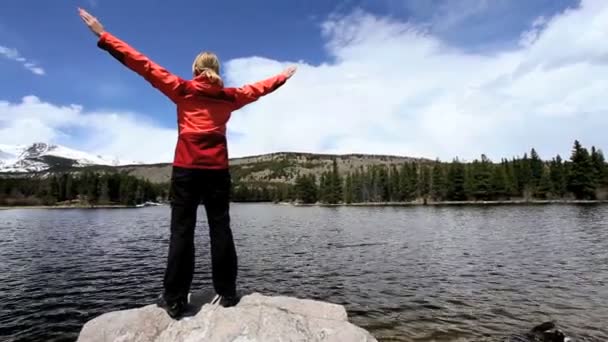 Mujer solitaria celebra su logro de senderismo en un parque nacional — Vídeo de stock