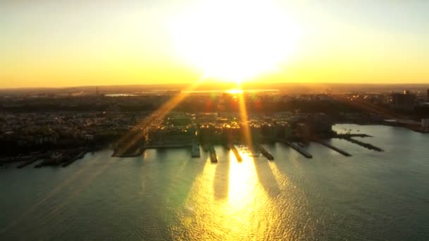 Vue aérienne de la Skyline du New Jersey et des ports le long de la rivière Hudson au coucher du soleil, en Amérique du Nord, aux États-Unis — Video