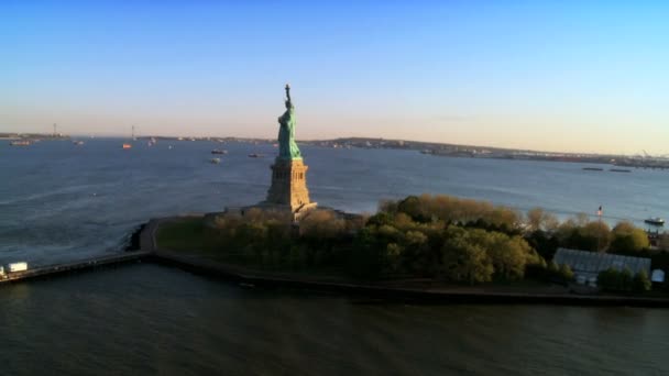 Luchtfoto Vrijheidsbeeld, manhattan, new york, Noord-Amerika — Stockvideo