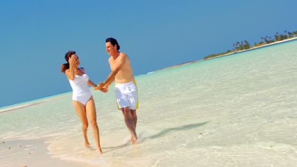 Aantrekkelijke paar in zwembroek op eiland vakantie — Stockvideo
