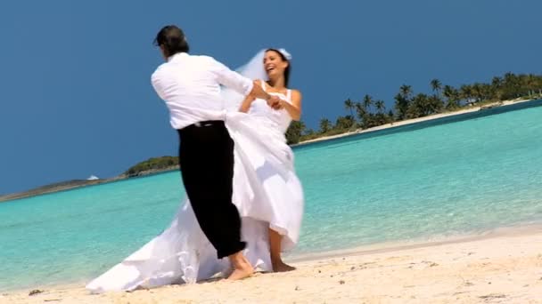 Svatební pár směje & tančí na pláži — Stock video