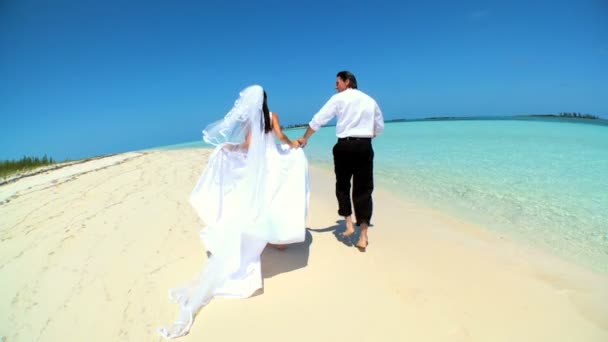 Casal de casamento de praia descalça — Vídeo de Stock