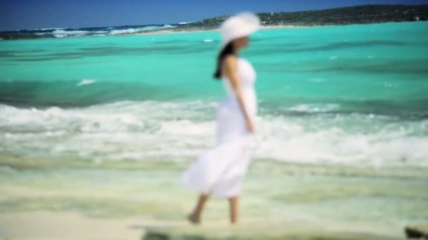 Onu adada yaşam tarzı seven genç beyaz kadın — Stok video