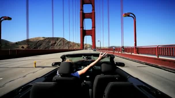 Kaygısız dişi golden gate Köprüsü sürüş — Stok video