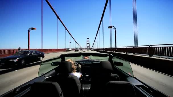 Luxusní kabriolet auto na most golden gate — Stock video