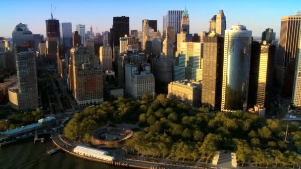 Αεροφωτογραφία του την οικονομική περιοχή, το πάρκο battery και το λιμάνι, Νέα Υόρκη, ΗΠΑ — Αρχείο Βίντεο
