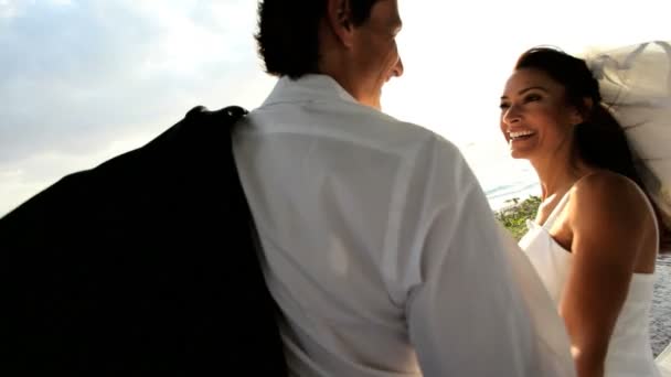 島の結婚式の後の幸せなカップル — ストック動画