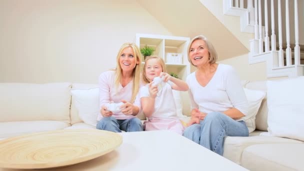 Drie generaties van vrouwen met spelletjes console — Stockvideo