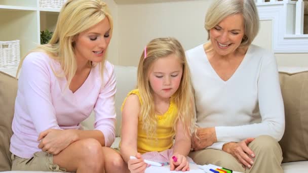 Malá blondýnka výkresu pro Mom & babička — Stock video