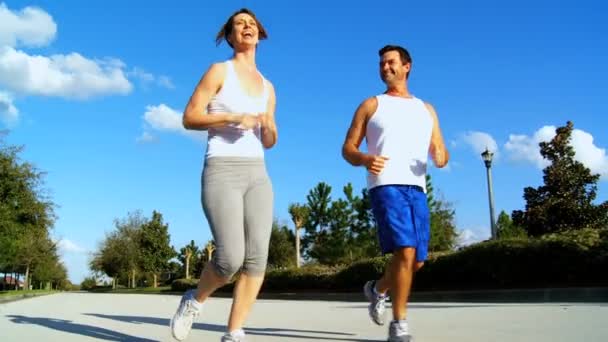 Jovem casal desfrutando de exercício de corrida — Vídeo de Stock