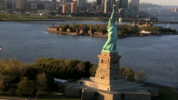 Вид с воздуха на Статую Свободы, остров Эллис и центр Манхэттена, Нью-Йорк, США — стоковое видео