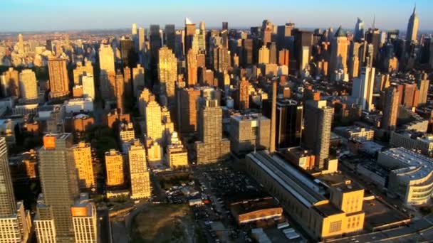 Luchtfoto van manhattans iconische wolkenkrabbers, new york city, Verenigde Staten — Stockvideo