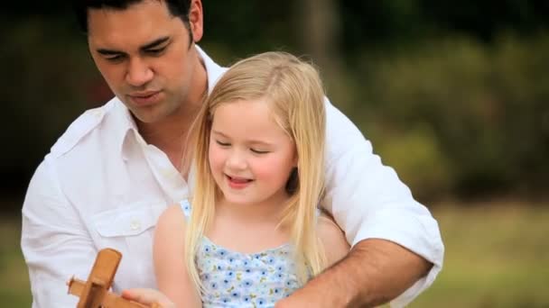Мульти-этнический отец и дочь играют в парке — стоковое видео