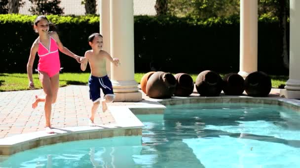 Καυκάσιος αδέλφια στην οικογενειακή πισίνα — Αρχείο Βίντεο