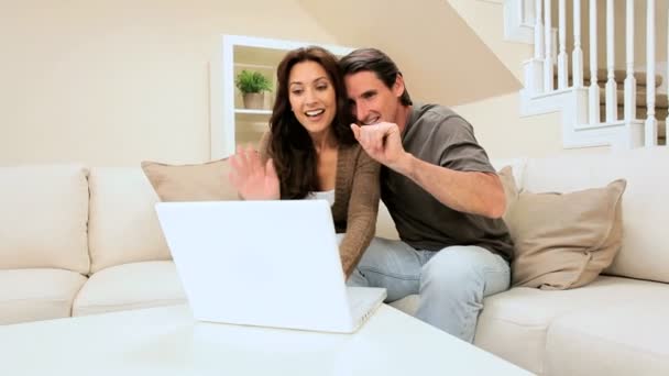 Couple caucasien utilisant Webchat en ligne — Video