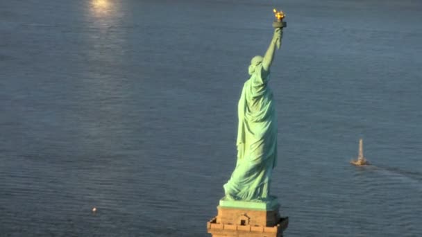 A légi felvétel a Szabadság-szobor, Ellis Island Manhattan, New York, Amerikai Egyesült Államok — Stock videók