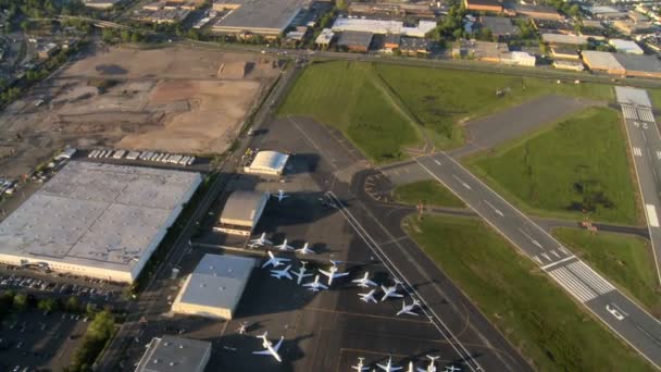 ラ ・ ガーディア空港高速道路システム、ニューヨーク、アメリカ合衆国との空中写真 — ストック動画
