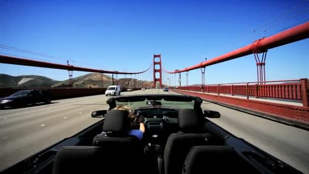 Coche convertible de lujo en el puente Golden Gate — Vídeos de Stock