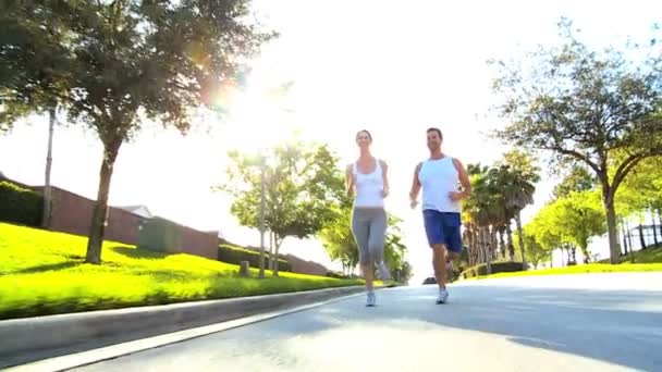 Pareja joven disfrutando del ejercicio de jogging — Vídeo de stock