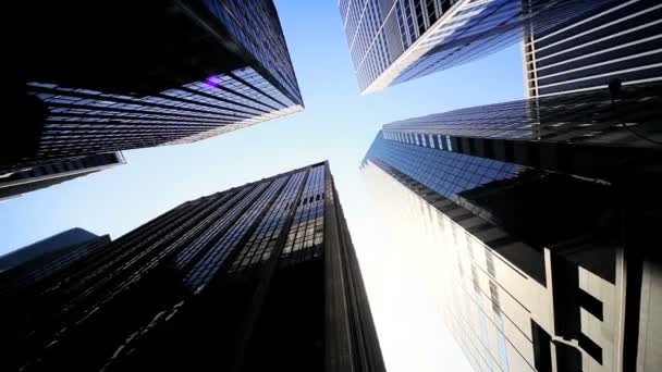 从美国的纽约城摩天大楼的黑暗阴影 — 图库视频影像