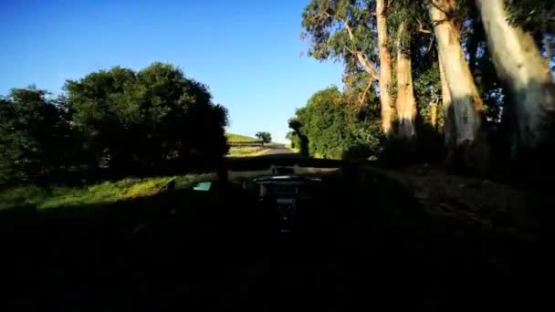 Дорогое вождение в сельской местности долины — стоковое видео