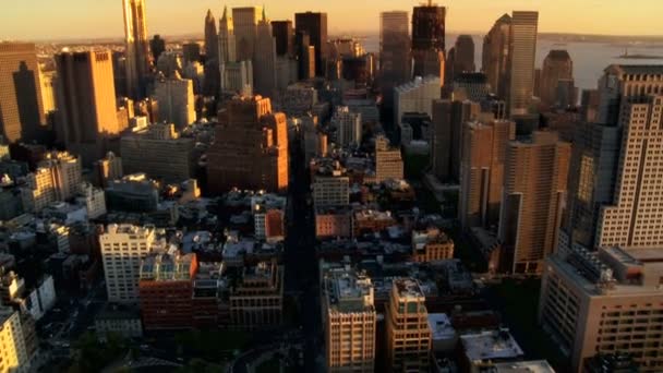 Vista aérea do pôr do sol sobre Manhattan e arranha-céus icônicos, NY, EUA — Vídeo de Stock