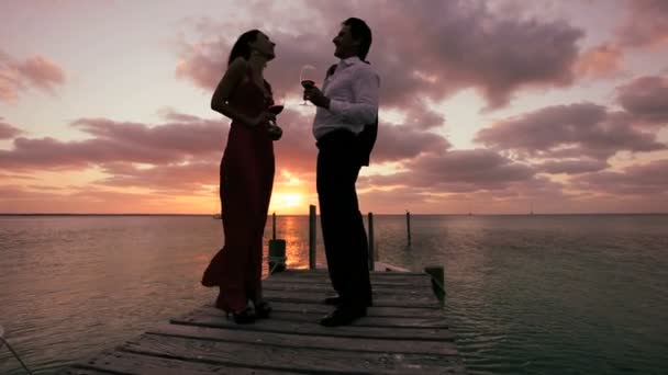 Pareja elegante al atardecer con una copa de vino — Vídeos de Stock