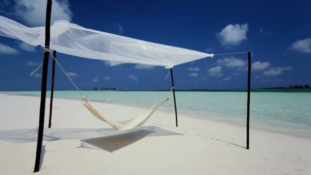Hangmat zwaaien over paradijs strand — Stockvideo