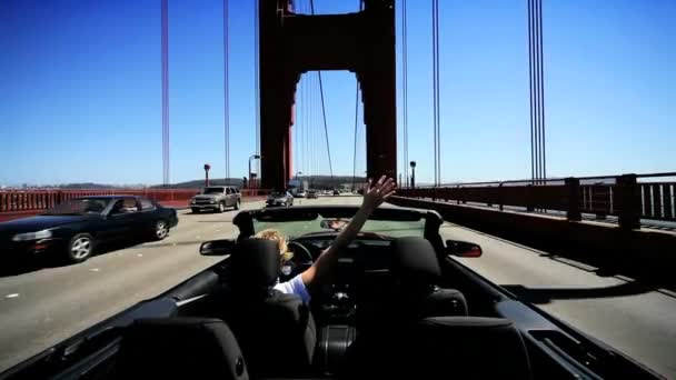 Feminino Carefree Condução na Golden Gate Bridge — Vídeo de Stock