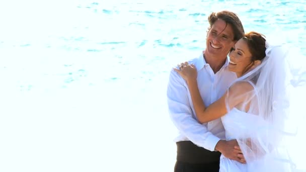 Isla boda pareja en la playa — Vídeos de Stock