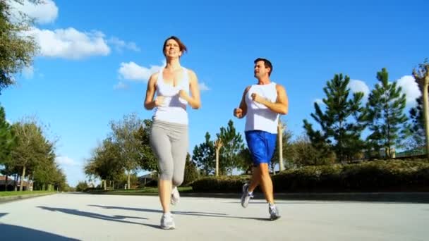 Man vrouw in fitnesstraining stimuleren — Stockvideo