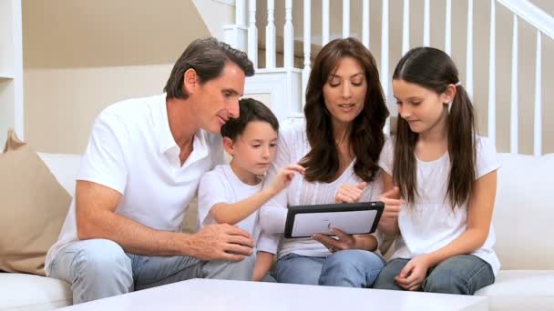 Familie-entertainment met draadloze tablet — Stockvideo
