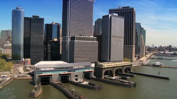 Vista aérea de la Terminal de Ferry, que sirve al Distrito Financiero, NY, EE.UU. — Vídeos de Stock