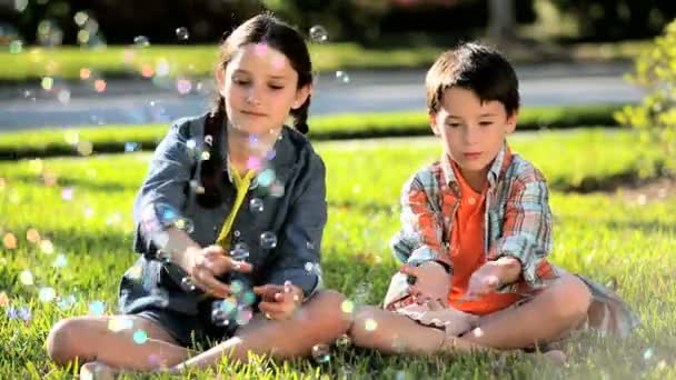 Duas crianças ao ar livre com bolhas de jogo — Vídeo de Stock