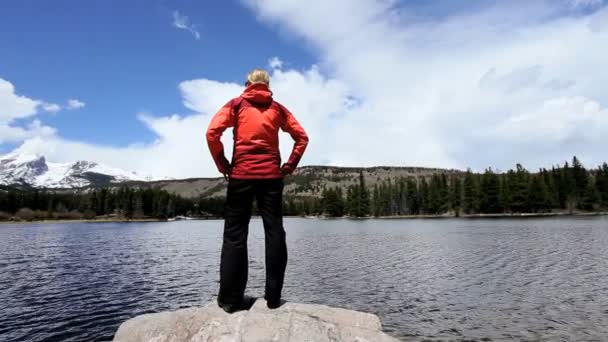 Mulher solitária celebra sua realização de caminhadas em um parque nacional — Vídeo de Stock