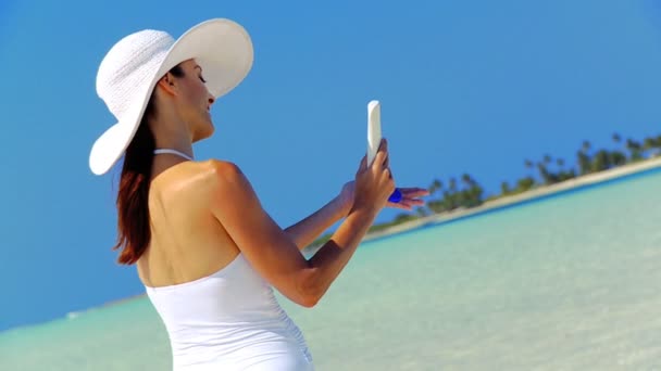 Crema protettiva solare applicante femminile caucasica — Video Stock