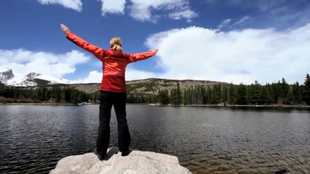 Ensamstående kvinna firar sin prestation att vandra i en nationalpark — Stockvideo