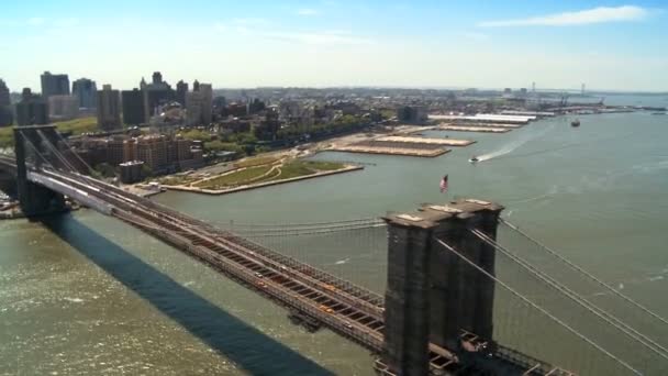 Brooklyn Köprüsü downtown Manhattan, ny, ABD havadan görünümü — Stok video