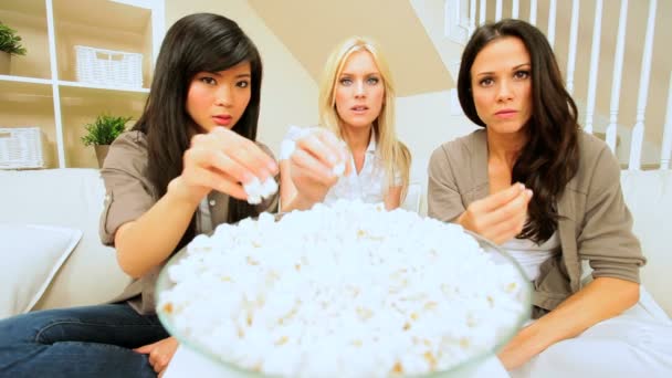 Junge Freundinnen sehen gruseligen Film mit Popcorn — Stockvideo