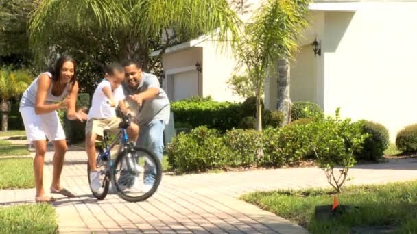 年轻的族裔男孩骑上自行车练习 — 图库视频影像