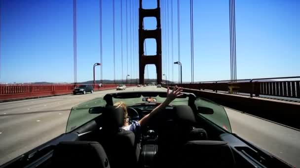 Mujer despreocupada conduciendo el puente Golden Gate — Vídeo de stock