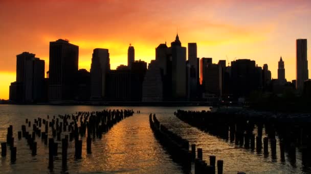 Solnedgång över hudson river, manhattan finansiella distrikt, ny, usa — Stockvideo