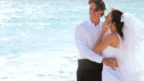 Isla boda pareja en la playa — Vídeos de Stock