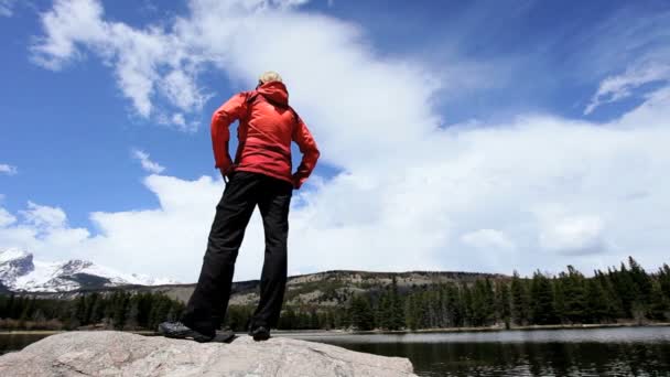 Ensamstående kvinna firar sin prestation att vandra i en nationalpark — Stockvideo