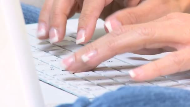 Kobiece palce przy użyciu klawiatury laptopa — Wideo stockowe