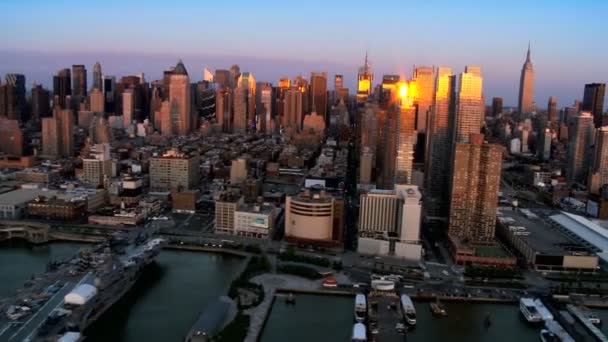 Aérea del sol reflejándose en los edificios del Distrito Financiero, NY, USA — Vídeo de stock