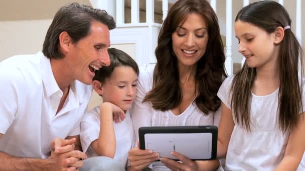 Famille caucasienne utilisant une tablette sans fil — Video