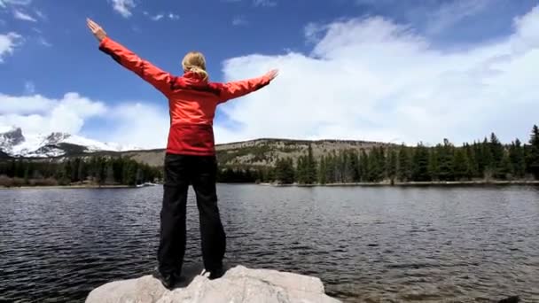Magányos nő ünnepli őt elérését, a kirándulás a nemzeti park — Stock videók